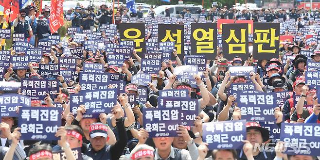 [광양=뉴시스] 변재훈 기자 =  한국노동조합총연맹 조합원들이 7일 전남 광양시 금호동 포스코 광양제철소 앞에서 '대정부 투쟁 결의대회'를 열고 있다. 한국노총은 이날 포스코 하청노동자 연대 '망루 농성' 과정에서 빚어진 경찰의 강경 진압에 반발, 경제사회노동위원회 참여를 중단키로 결정했다. 2023.06.07. wisdom21@newsis.com