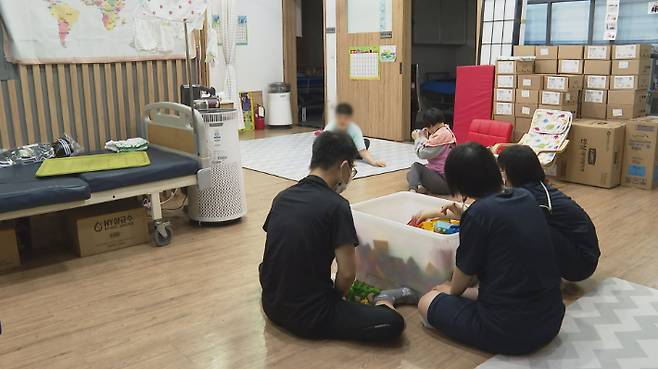 이종락목사가 입양한 장애아들의 놀이활동 모습