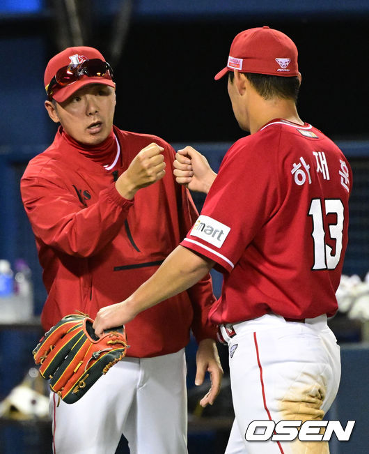 [OSEN=잠실, 김성락 기자] SSG 랜더스가 두산 베어스와 주말 3연전 첫 날 기선제압에 성공했다.SSG는 26일 잠실구장에서 열린 2023 신한은행 SOL KBO리그 두산 베어스와 시즌 4차전에서 14-3으로 이겼다. 주중 3연전, 인천에서 LG에 1승2패로 밀린 SSG가 두산 원정에서 완승을 거뒀다.경기 종료 후 SSG 김원형 감독이 하재훈과 하이파이브를 하고 있다. 2023.05.26 /ksl0919@osen.co.kr.