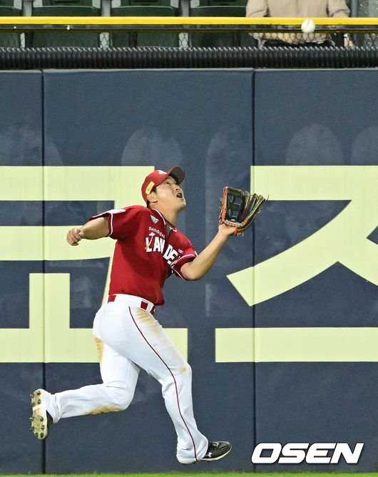 [OSEN=잠실, 김성락 기자] 26일 오후 서울 송파구 잠실야구장에서 2023 신한은행 SOL KBO리그 두산 베어스와 SSG 랜더스의 경기가 열렸다.6회말 2사 SSG 좌익수 하재훈이 두산 이유찬의 외야플라이 타구를 잡아내고 있다. 2023.05.26 /ksl0919@osen.co.kr