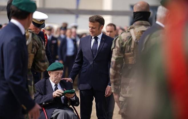 에마뉘엘 마크롱 프랑스 대통령(가운데)이 6일(현지시간) 노르망디 상륙작전 79주년을 맞아 참전용사를 위로하고 있다. 마크롱 대통령 SNS 캡처