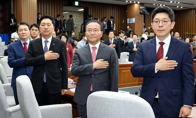 김기현 국민의힘 대표가 7일 서울 여의도 국회에서 열린 확대당직자회의에서 국민의례를 하고 있다.