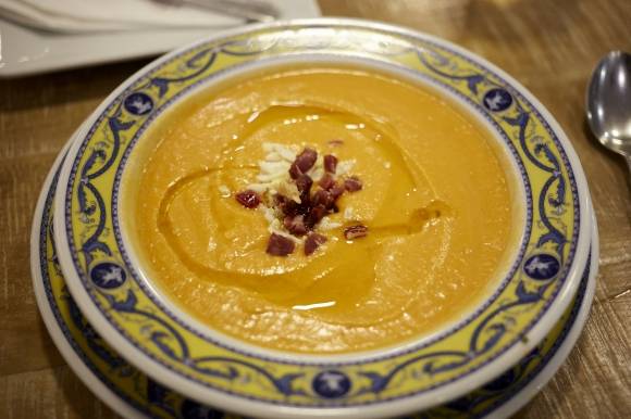 ‘살모레호‘는 빵의 비중이 높아 되직한 질감이 특징이다.