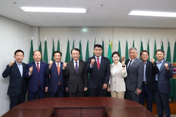서울시 재향군인회와의 간담회에 참석한 박환희 운영위원장(가운데)과 구미경 의원(오른쪽 네 번째)
