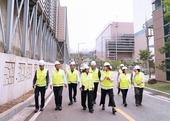 하남시의회 자치행정위원회 의원들이 7일 2023년 행정사무감사를 앞두고 학암동 소재 위례열병합발전소를 방문해 현장점검을 실시했다. 하남시의회 제공