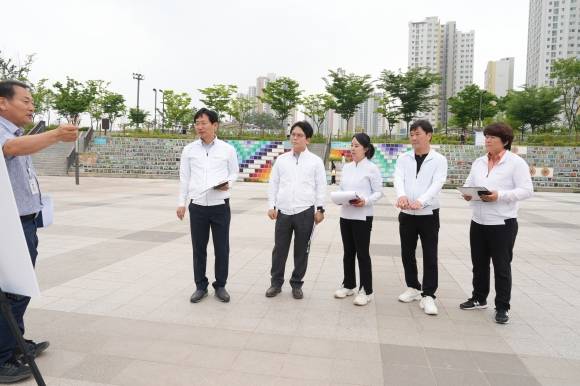 하남시의회 도시건설위원회 의원들이 7일 2023년 행정사무감사를 앞두고 망월천 산책로 보수공사 현장을 방문해 빈틈없는 공사를 주문했다. 하남시의회 제공