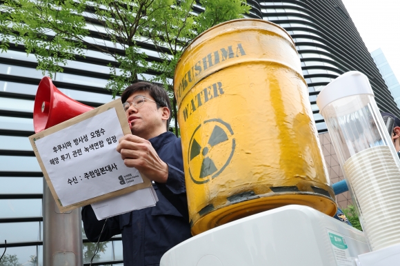 ‘누구도 마실 수 없는 핵오염수’ - 녹색연합 회원이 7일 오후 서울 종로구 일본대사관 앞에서 후쿠시마 핵오염수 방류의 위험성을 알리기 위해 정수기를 소재로 활용한 ‘누구도 마실 수 없는 핵오염수’ 퍼포먼스를 벌이고 있다.  연합뉴스