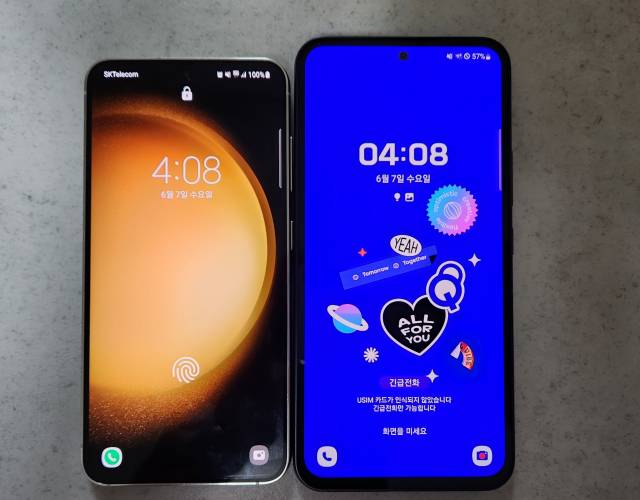 삼성 갤럭시S23(왼쪽)과 갤럭시퀀텀4 전면 비교.