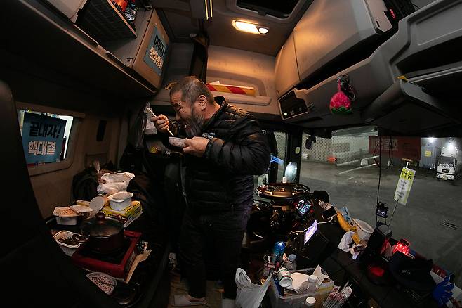 지난해 10월26일 화물차 기사 김원식씨가 화물 상차를 기다리며 식사를 하고 있다. ⓒ시사IN 이명익