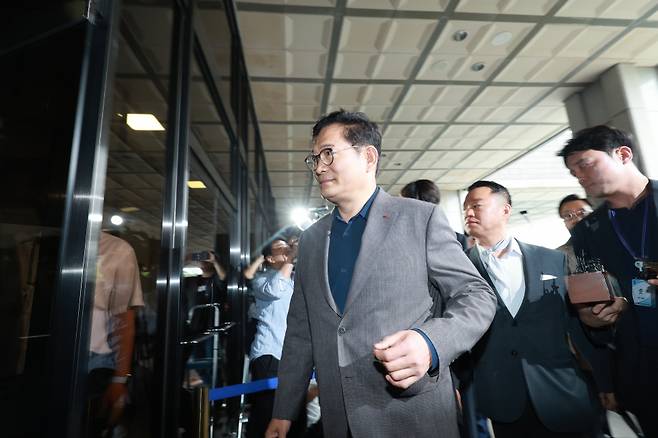 더불어민주당 '전당대회 돈봉투 의혹'과 관련해 송영길 전 대표가 6월7일 서울 서초구 서울중앙지방검찰청에 자진 출석하고 있다. ⓒ 연합뉴스