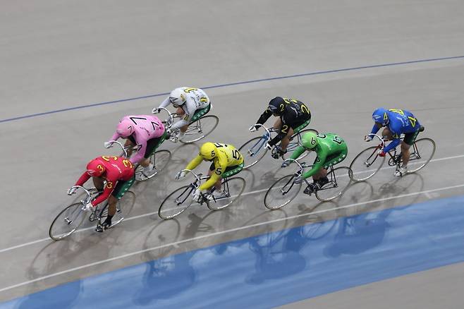 광명스피돔에 출전한 선수들이 경합을 벌이고 있다. 최근 팀 전력 극대화를 위해 경륜의 주요 전법인 선행 및 자력형, 복합형(자유형), 마크 및 추입형 중 하나를 팀의 대표전략으로 구사하는 팀들이 늘고 있다.