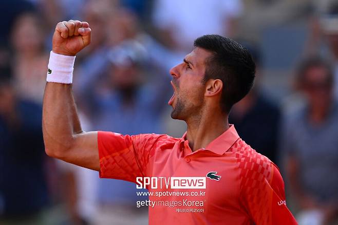 ▲ 노바크 조코비치가 2023년 롤랑가로스 프랑스오픈 남자 단식 8강전에서 득점을 올린 뒤 주먹을 불끈 쥐고 있다.
