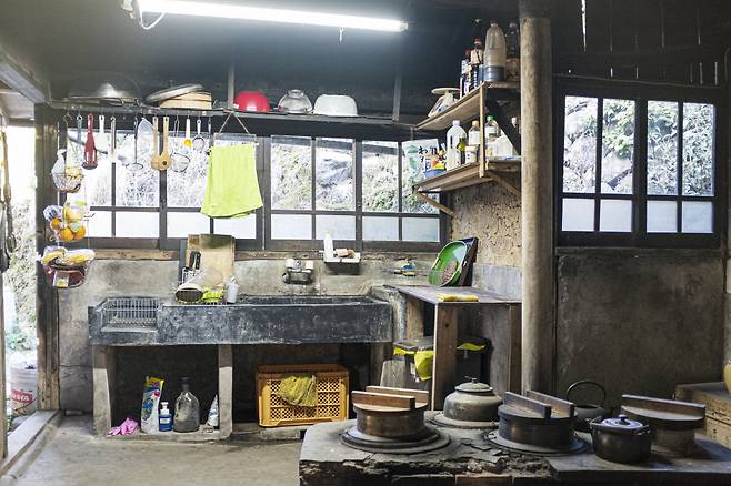 스카이 티 하우스의 부엌. 일본 재래식이다