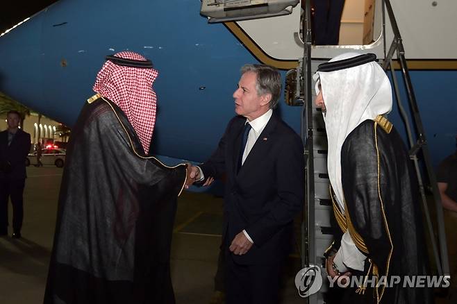 사우디 찾은 블링컨 미 국무장관 (제다 로이터=연합뉴스) 토니 블링컨 미 국무장관이 6일(현지시간) 사우디아라비아 제다에 도착하고 있다. 2023.6.7 photo@yna.co.kr