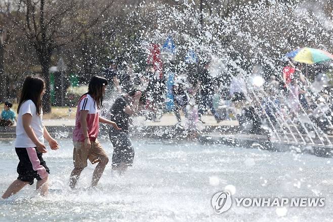 더운 날씨 시원한 물놀이 [연합뉴스 자료사진]