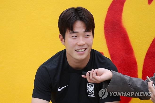 취재진 질문 답하는 이승원 (산티아고 델 에스테로=연합뉴스) 임화영 기자 = 3일(현지시간) 오후 아르헨티나 산티아고 델 에스테로 클럽 아틀레티코 미트레 훈련장에서 2023 국제축구연맹(FIFA) 20세 이하(U-20) 월드컵 대한민국 축구 대표팀 이승원이 훈련에 앞서 취재진의 질문에 답하고 있다. 2023.6.4 hwayoung7@yna.co.kr