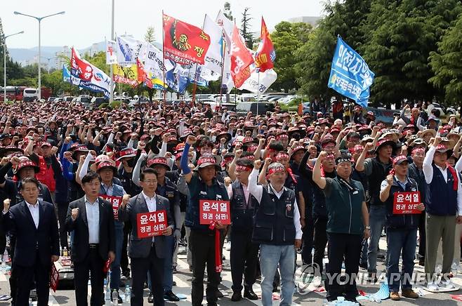 광양에서 열린 한국노총 긴급 투쟁결의대회 (광양=연합뉴스) 조남수 기자 = 7일 오후 전남 광양시 금호동 희망1길에서 한국노총 긴급 투쟁결의대회가 열리고 있다. 2023.6.7 iso64@yna.co.kr