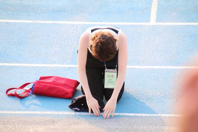 울산 서포터즈 향해 큰절 올리는 안나 [울산현대 팬 김기진씨 촬영·제공. 재판매 및 DB 금지]