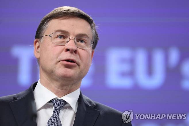 기자회견하는 집행부위원장 (브뤼셀 AFP=연합뉴스) 발디스 돔브로우스키스 EU 집행부위원장이 7일(현지시간) 오후 기자회견에서 발언하고 있다. 2023.6.7 photo@yna.co.kr [재판매 및 DB 금지]