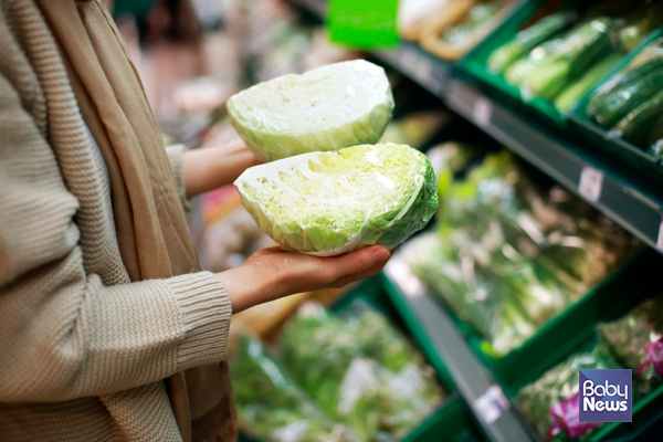 보통 생채소가 맞지 않는 사람들은 평소 손발이 차고 추위를 잘 느끼는 경우가 많고 소화 장애도 자주 겪을 수 있습니다. ⓒ베이비뉴스