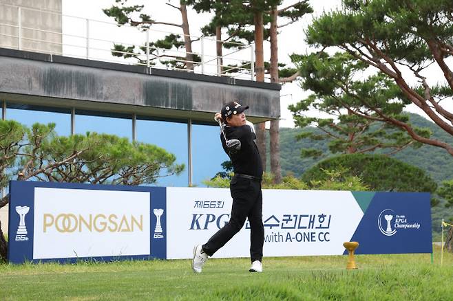 박노석이 1번홀에서 힘차게 티샷하고 있다. (사진=KPGA)