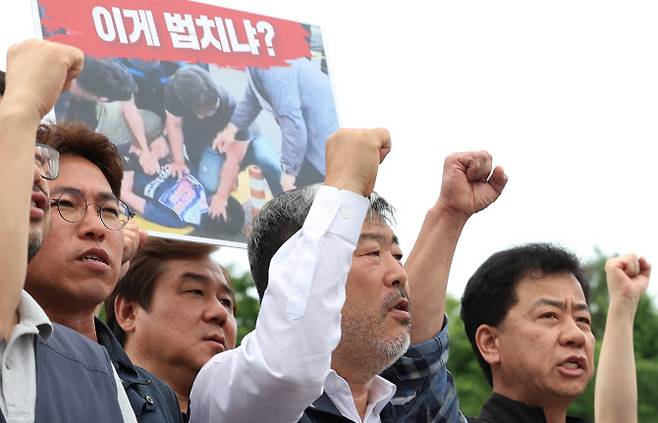 한국노총이 경사노위 참여 중단을 선언한 가운데 8일 오전 서울 용산구 대통령집무실 앞에서 열린 한국노총 공식 기자회견에서 김동명 위원장 등 참가자들이 구호를 외치고 있다. 한국노총은 ‘윤석열 정권 심판’을 위한 전면 투쟁에 나서겠다고 선언했다. (사진=연합뉴스)