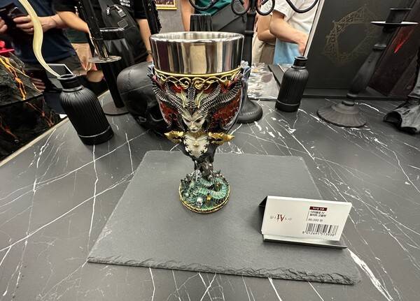 - 인기 상품 중 하나인 '릴리트 고블렛'