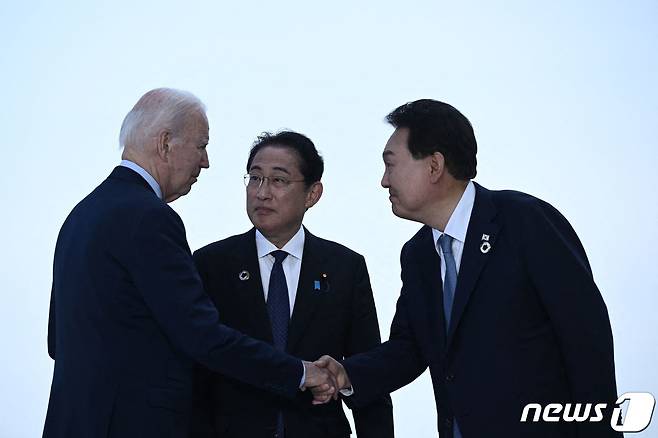 윤석열 대통령과 조 바이든 미국 대통령(맨좌측), 기시다 후미오 일본 총리(가운데). ⓒ AFP=뉴스1 ⓒ News1 이동원 기자