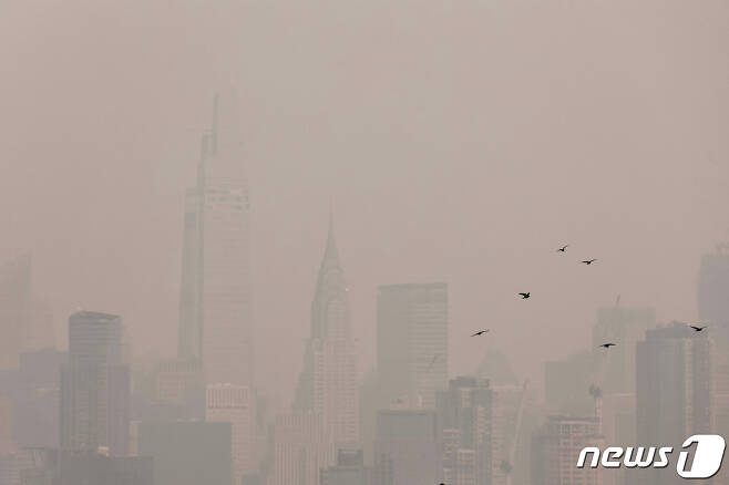 6일 (현지시간) 캐나다에서 발생한 산불의 영향으로 미국 뉴욕 맨해튼의 고층 건물이 연기로 뿌옇게 보이고 있다. 2023.6.8 ⓒ 로이터=뉴스1 ⓒ News1 우동명 기자