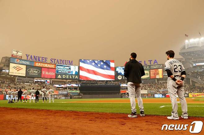 캐나다 산불로 인해 뉴욕 양키스타디움 하늘이 붉게 변한 모습. ⓒ AFP=뉴스1