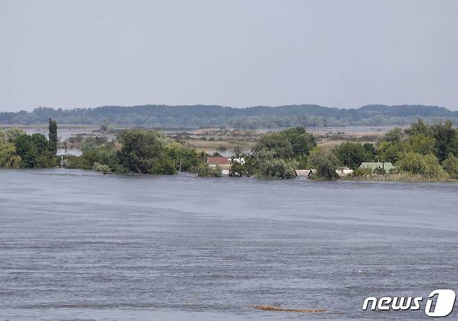 6일(현지시간) 러시아군이 점령하고 있는 우크라이나 헤르손주 노바카호우카에 있는 카호우카 수력 발전소 댐이 파괴돼 드니프로강의 수위가 높아진 모습이 보인다. 우크라이나와 러시아는 서로를 파괴의 배후로 지목하며 책임을 부인하고 있다. 2023.6.7 ⓒ AFP=뉴스1 ⓒ News1 우동명 기자