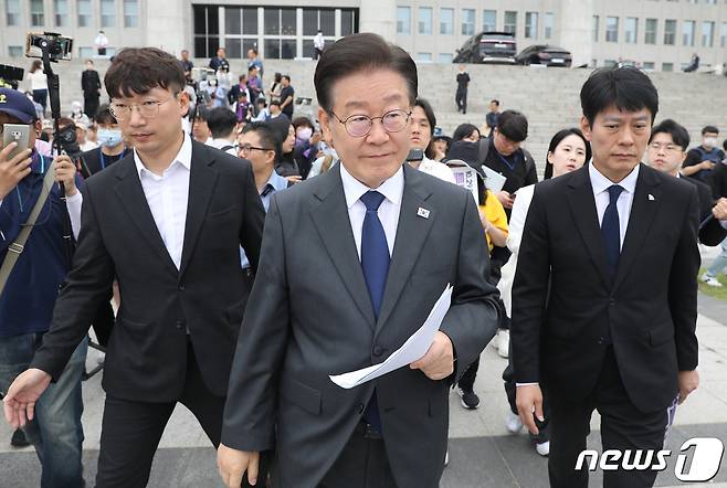 이재명 더불어민주당 대표가 7일 오전 서울 여의도 국회 본청 앞 계단에서 열린 10.29 이태원 참사 진상규명특별법 제정 촉구 국회 앞 유가족 농성 시작 기자회견을 마치고 국회를 나서고 있다./뉴스1 ⓒ News1 임세영 기자