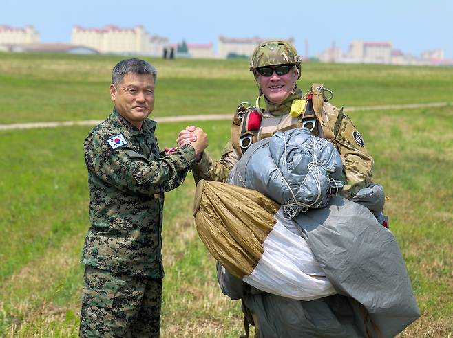 손식 육군특수전사령관(왼쪽)과 마이클 마틴 주한 미 특전사령관이 지난 5일 동반 고공강하를 마친 뒤 기념촬영을 하고 있다. (주한 미 특수전사령부 제공)