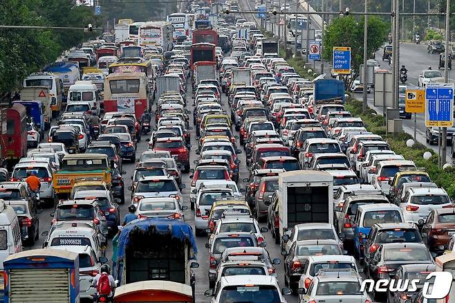 25일 (현지시간) 인도 뭄바이의 고속도로에 차량들이 극심한 정체를 이루고 있는 모습이 보인다. 유엔경제사회처(DESA)는 이날 인도 인구가 이번 주 14억 2577만 5850명이 되면서 중국 본토 인구를 추월할 것으로 예상된다고 밝혔다. ⓒ AFP=뉴스1 ⓒ News1 우동명 기자