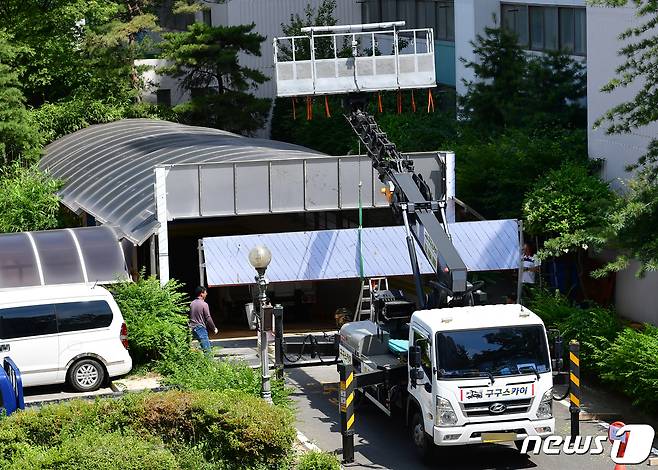 지난해 태풍 힌남노 때 지하주차장 침수로 주민 7명이 숨진  경북 포항시 남구 인덕동에 있는 한 아파트 지하주차장에서 찻판 공사가 한창이다.2023.6.8/뉴스1