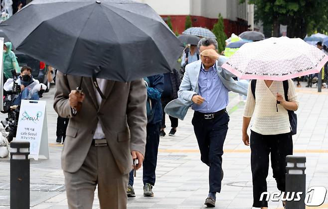 전국 곳곳에 비가 내린 8일 오후 서울 중구 세종대로에서 우산을 준비하지 못한 시민이 걸음을 재촉하고 있다. 2023.6.8/뉴스1 ⓒ News1 장수영 기자