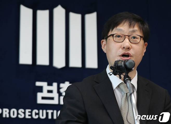 박광현 수원지방검찰청 인권보호관이 지난달 10일 오전 경기 수원시 영통구 수원지방검찰청 브리핑실에서 '노동단체 침투 지하조직' 국가보안법위반 사건 중간 수사 결과 브리핑을 하고 있다. 2023.5.10/뉴스1 ⓒ News1 김영운 기자