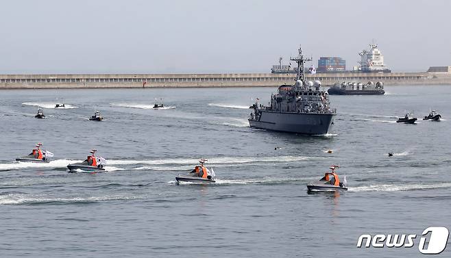 8일 오후 부산 남구 해군작전사령부 부산작전기지에서 해양 유·무인 복합전투체계 '네이비 씨 고스트'(Navy Sea GHOST)를 적용한 상륙작전 시연이 진행되고 있다. 2023.6.8/뉴스1 ⓒ News1 윤일지 기자