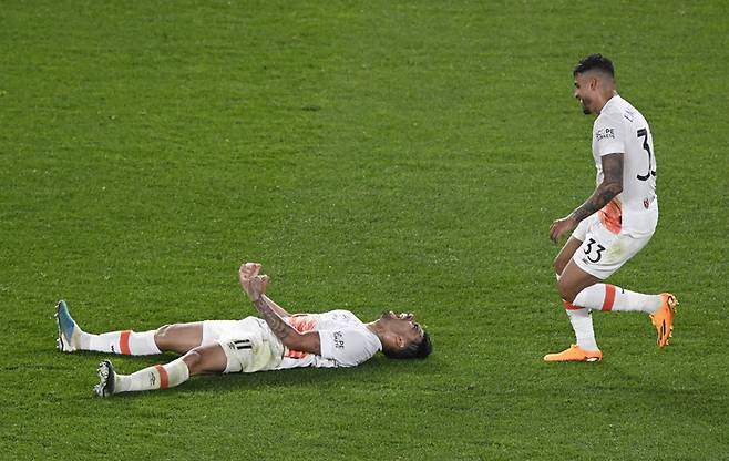 기뻐하는 팔미에리(오른쪽). 로이터연합뉴스