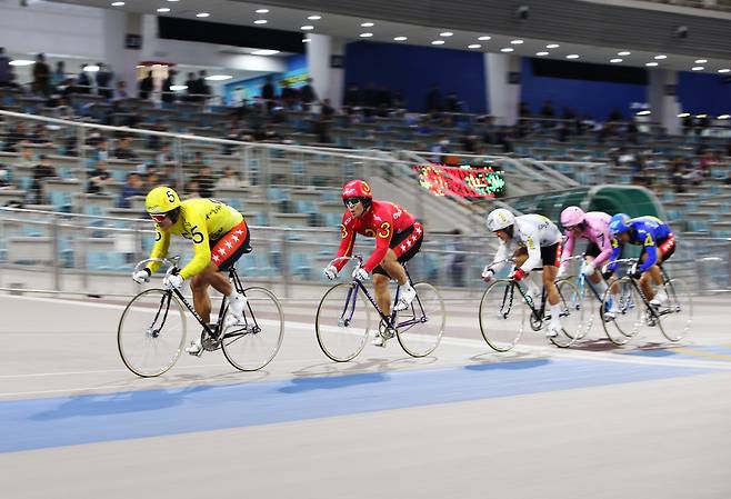 광명스피돔에 출전한 선수들이 마지막바퀴를 남겨두고 선두권 진입을 시도하고 있다. 사진제공=건전홍보팀