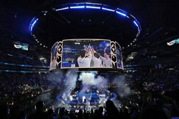 2022 롤드컵 결승에서 T1을 꺾고 우승을 차지한 DRX 선수단.