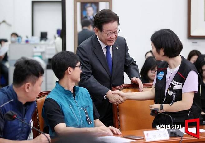 이재명 더불어민주당 대표가 8일 국회에서 열린 양대노총 청년노동자 타운홀미팅 노동정책간담회에서 참석자들과 인사하고 있다. 사진=김현민 기자 kimhyun81@