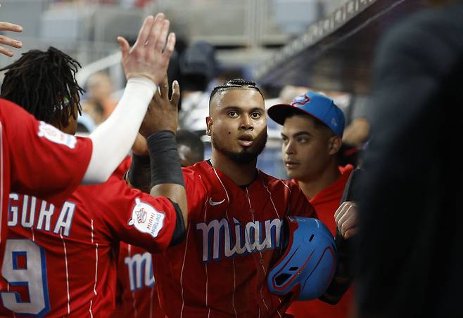 MLB 마이애미 말린스의 루이스 아라에즈(가운데). /로이터뉴스1