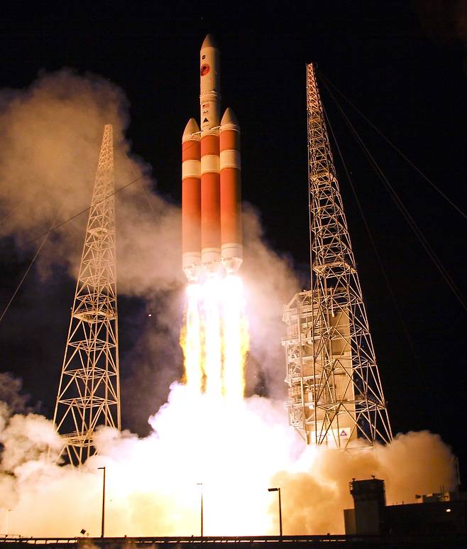 인류 최초의 태양 탐사선 '파커 태양 탐사선(Parker Solar Probe)'이 2018년 8월 12일 미국 플로리다주 케이프커내버럴에서 델타 로켓에 실려 발사됐다./AP연합