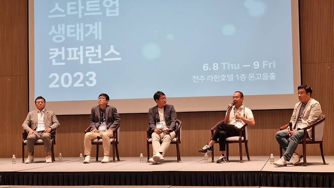 8일 전북 전주시에서 열린 '스타트업 생태계 콘퍼런스 2023'에서 패널토론이 진행되고 있다. 왼쪽부터 김용현 인비저닝파트너스 대표, 최항집 스타트업얼라이언스 센터장, 김창원 전 타파스미디어 대표, 피에르 주 코렐리아캐피탈코리아 대표, 조상래 플래텀 대표. /전주=이은영 기자