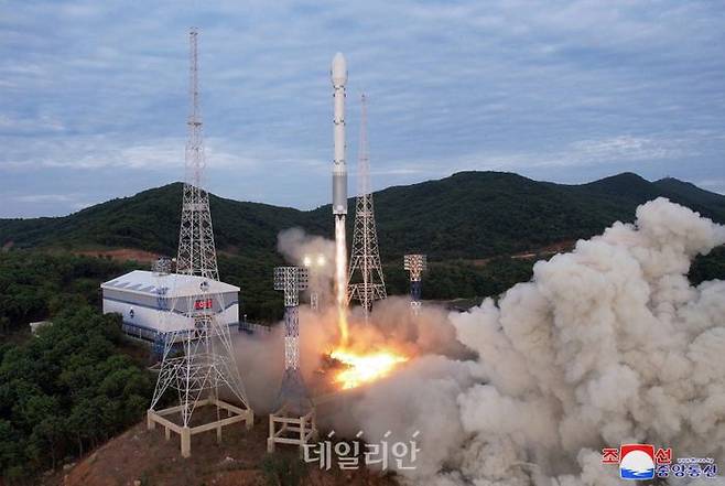 지난달 31일 서해에 추락한 북한 군사정찰위성 1호기 발사 장면(자료사진) ⓒ조선중앙통신