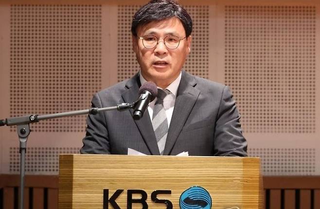김의철 KBS 사장이 8일 오전 서울 여의도 KBS 아트홀에서 수신료 분리 징수 권고와 관련한 KBS의 입장과 대응 방안을 밝히는 기자회견을 하고 있다. ⓒ연합뉴스