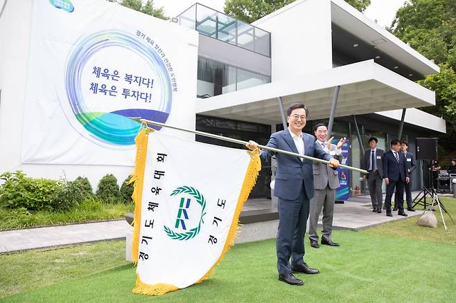 김동연 경기도지사가 8일 오후 수원시 팔달구 ‘도담소’에서 열린 체육인들과의 소통 간담회 자리에서 경기도체육회기를 흔들고 있다. 경기도 제공