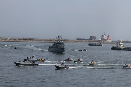 8일 오후 부산작전기지에서 유·무인 복합전투체계 '네이비 씨 고스트(Navy sea Ghost)를 적용한 상륙작전이 시연되고 있다. 이날 시연에서 무인전력으로 무인수상정(USV)와 무인항공기(UAV) 30여대가 동원됐다. 시연은 해군·해병대가 무인 전력을 이용해 적이 부설한 기뢰와 해안 방어 미사일기지, 소형 함정을 제거한 뒤 해안에 상륙한다는 시나리오로 진행됐다. 연합뉴스