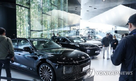 자동차 판매전시장에 자동차들이 전시되어 있다. 연합뉴스